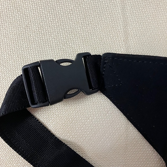 Vera Bradley Fanny Pack Quilted Black w/ Baroque Print Lining - Picture 7 of 7